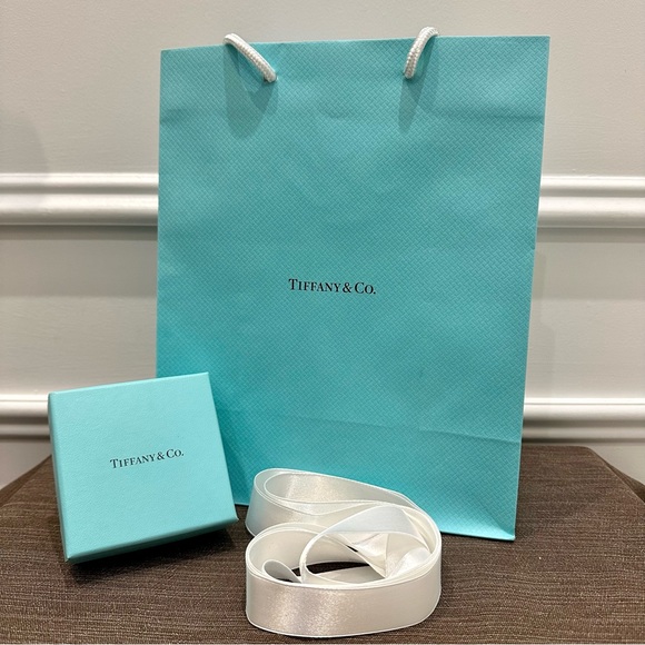 Authentic Tiffany & Co. jewellery gift box with matching gift bag and ribbon - Picture 1 of 9